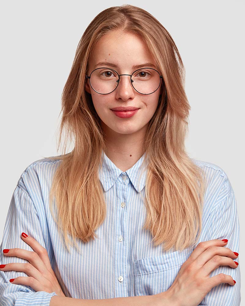 studio-shot-of-good-looking-intelligent-female